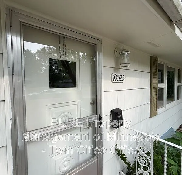 10525 Abbott Ave S — Photo 2