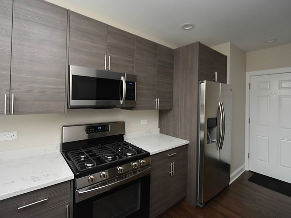 2nd image of 1434 W Farragut Ave #D3