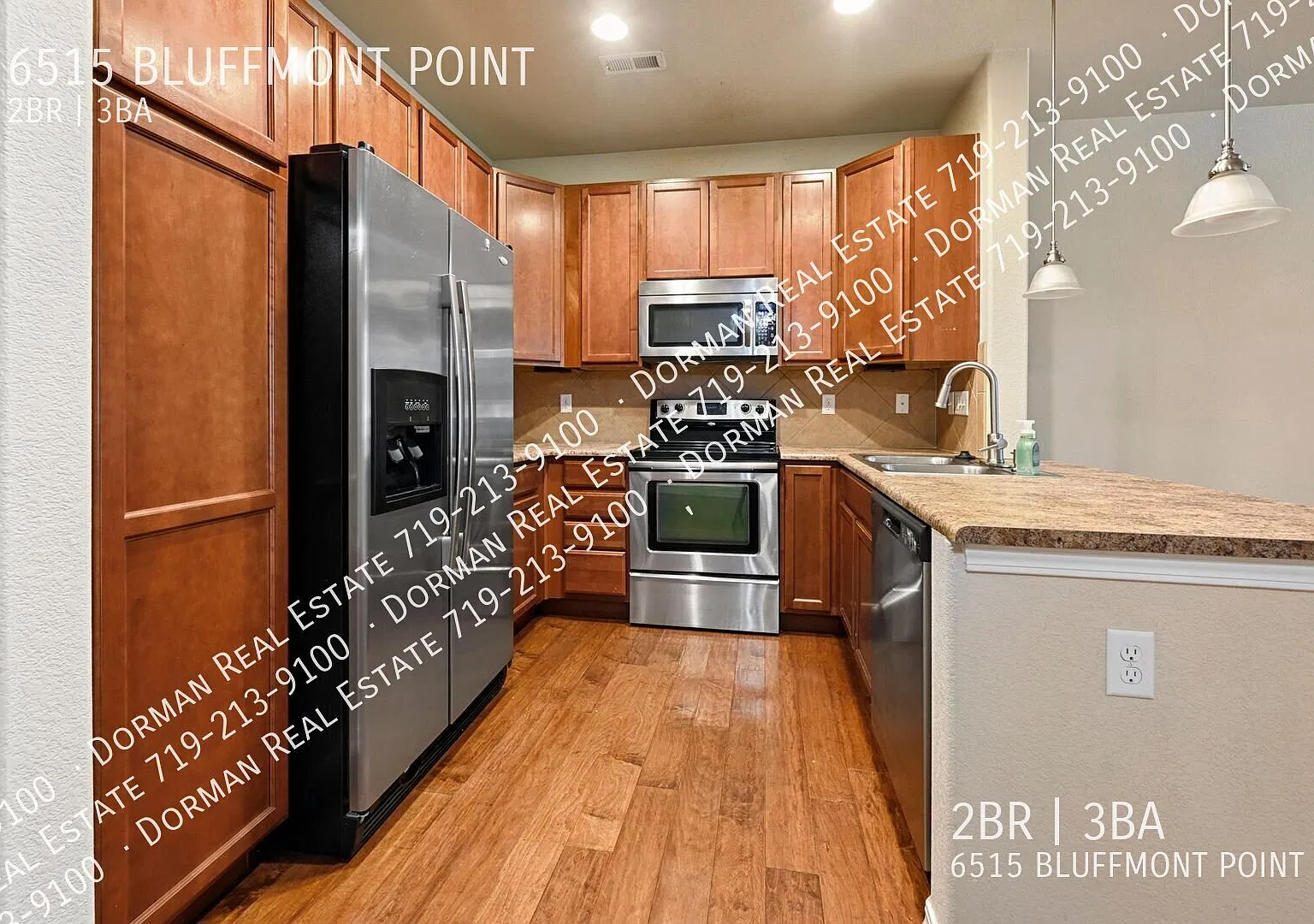 Townhome vaulted ceiling & large gas fireplace!! — Photo 3