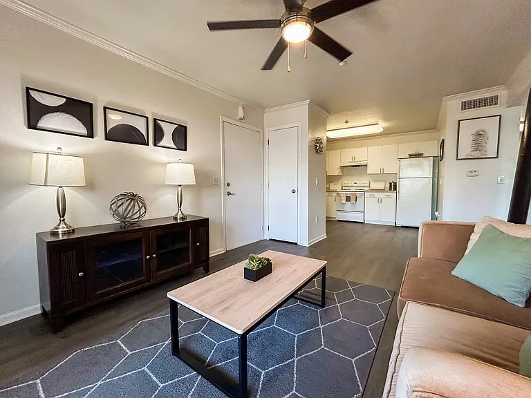 La Pacifica Apartments — Photo 5