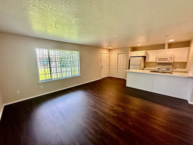3130 Meadow Glen Ln — Photo 8