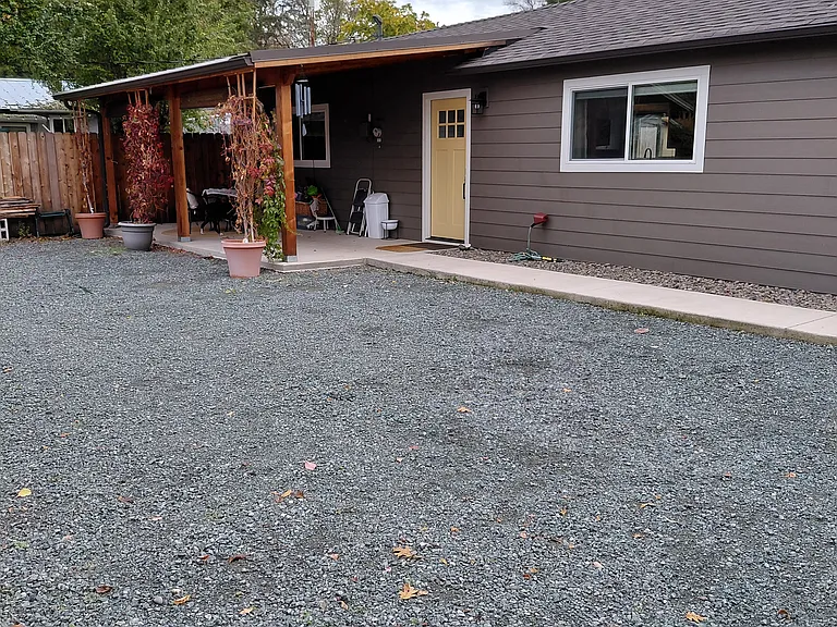 411 SW Westholm Ave — Photo 2
