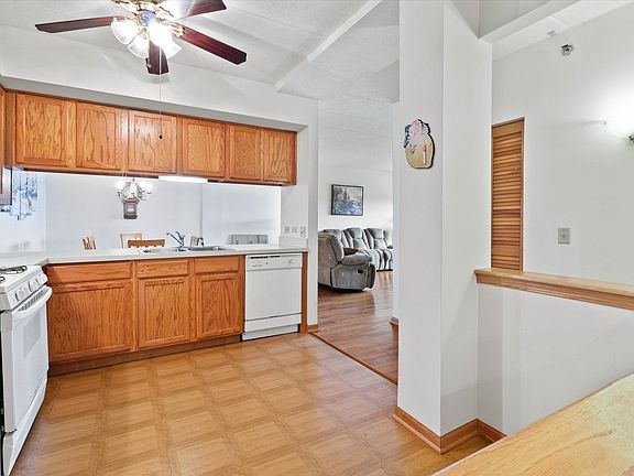 5th image of 15705 Ravinia Ave Unit 205