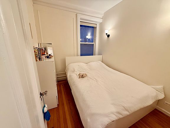 3rd image of 140 W 71st St APT 2G