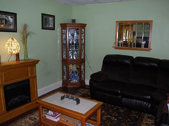 4th image of 129 Maple Ave