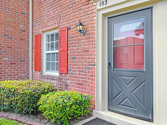 5th image of 102 E Colonial Ct #38