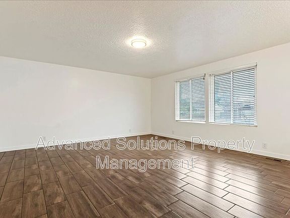3rd image of 827 E Chariot Dr