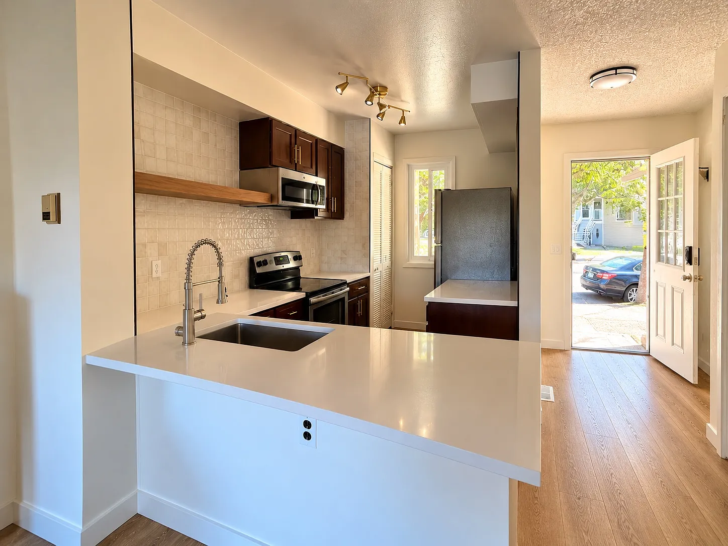 3 bed, 1595 sqft, $2,700 — Photo 3
