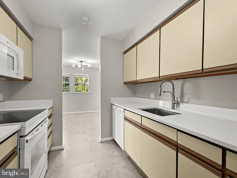 8375 Montgomery Run Rd #F — Photo 22