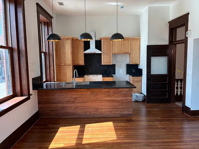 502 Commercial St — Photo 3