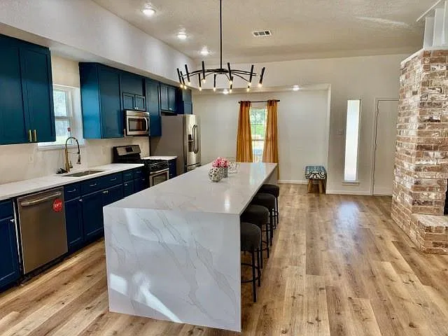 4 bed, 2.0 bath, 1905 sqft, $2,100 — Photo 1