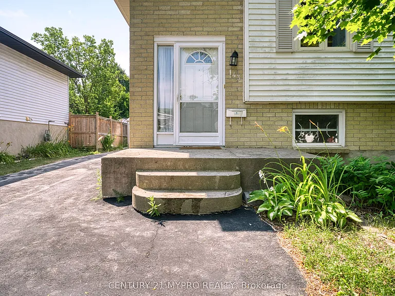 143 Ardsley Cres — Photo 3