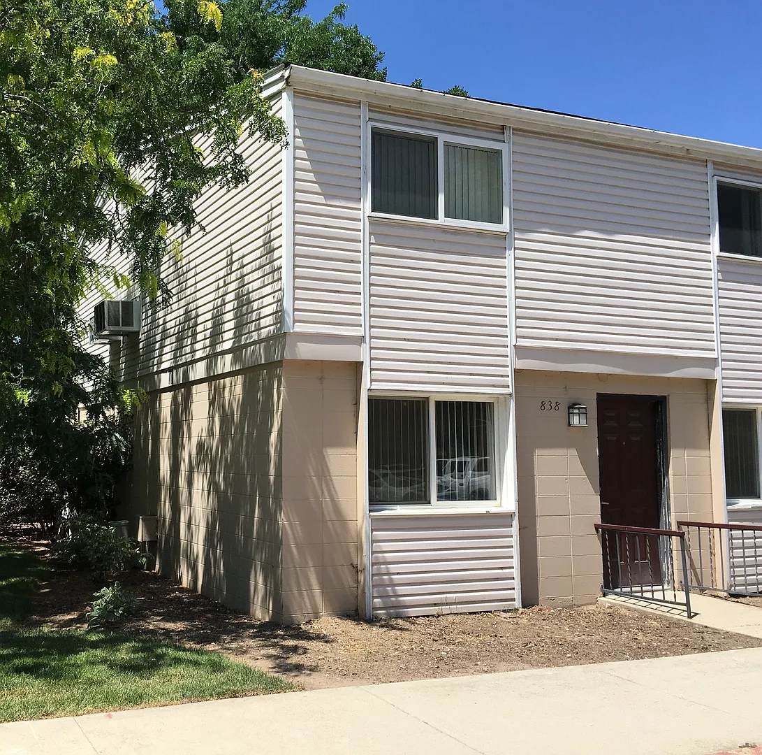 Cute updated 2 bed 1.5 bath Condo on S Curtis Rd just south of Franklin Rd — Photo 1