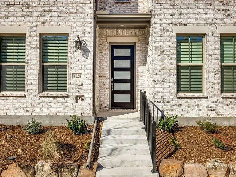 4628 Piedras Lanzar Dr — Photo 2