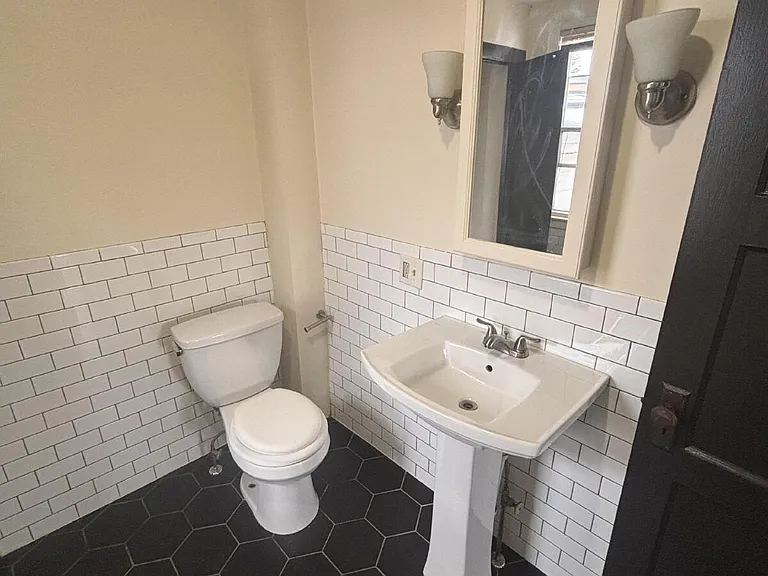 9 1/2 Dunlap St #2 — Photo 7
