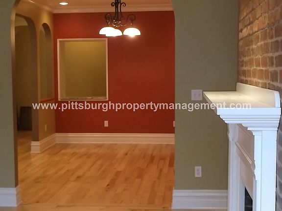 Entry/Living Room