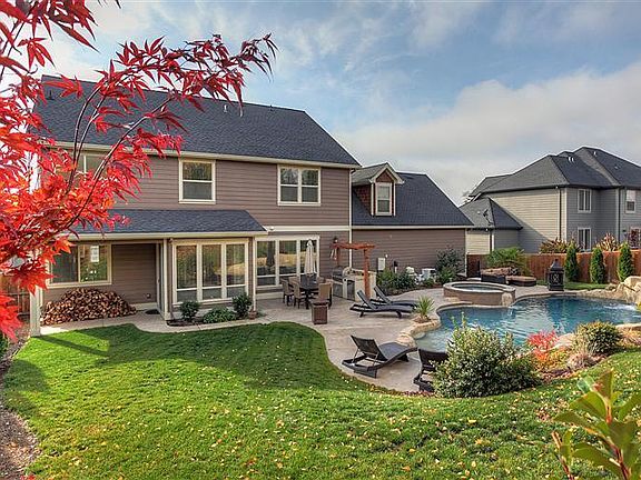 2nd image of 637 Oakwood Dr