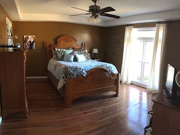 Master suite w/huge walk in