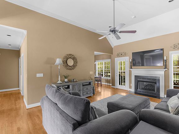 4th image of 56 Woodbury Dr