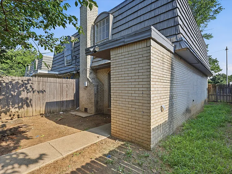 1910 W Sanford St #A — Photo 12
