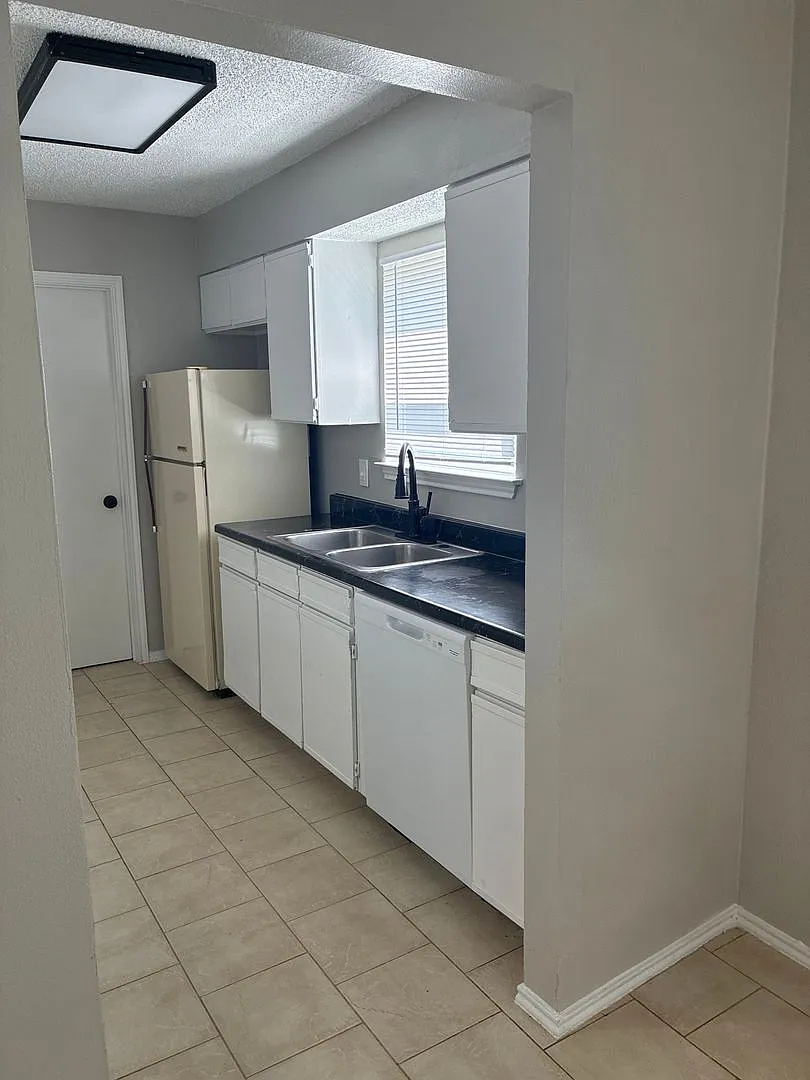 3 bedroom 2 bath Duplex — Photo 3