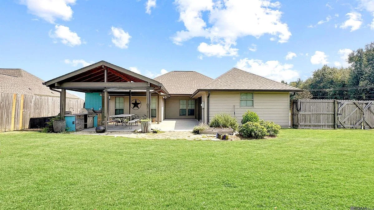 3 bed, 2.0 bath, 1520 sqft, $2,200 — Photo 3