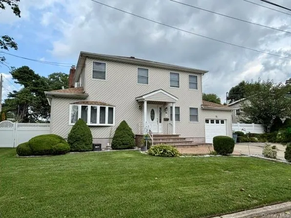 9 Jersey Street, Deer Park, NY 11729