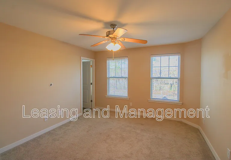 4946 Ballantine Dr — Photo 8