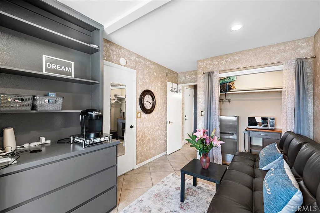 Studio, 200 sqft, $1,800 — Photo 4