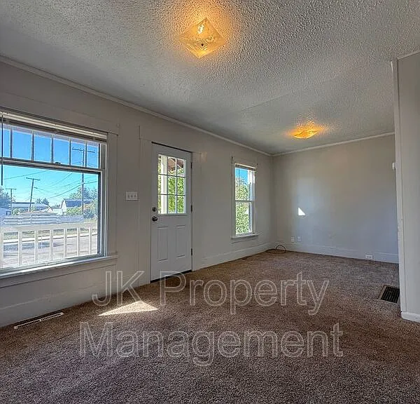 511 33rd St N — Photo 7