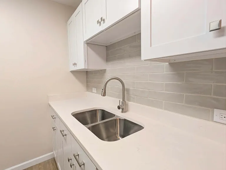 575 E Oak St — Photo 11