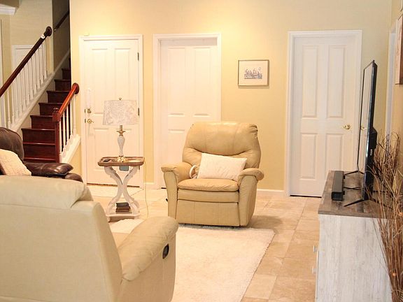 5th image of 207 White Oaks Circle