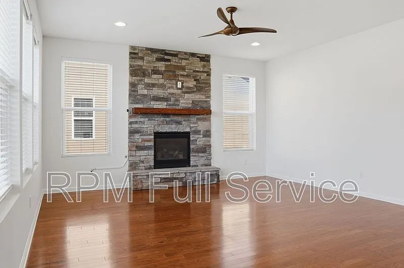 3 bed, 3.0 bath, 2503 sqft, $2,700 — Photo 4