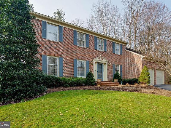 3rd image of 4910 Hollybrook Ln