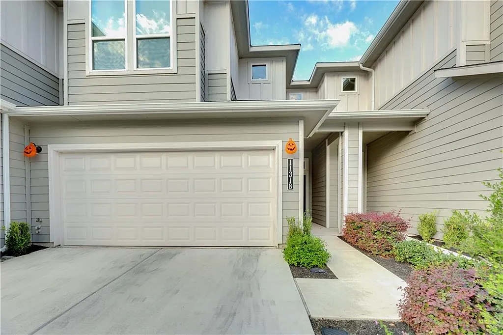 3 bed, 2.5 bath, 1628 sqft, $2,200 — Photo 1