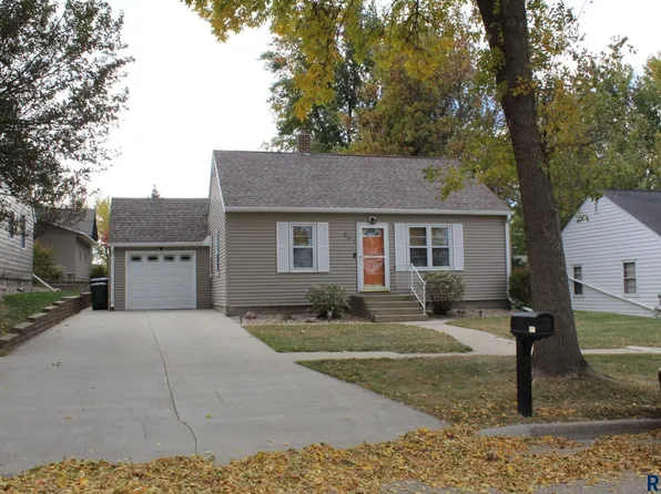 607 W Luverne St, Luverne, MN 56156