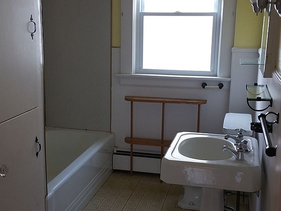 5th image of 74 Potter Ave