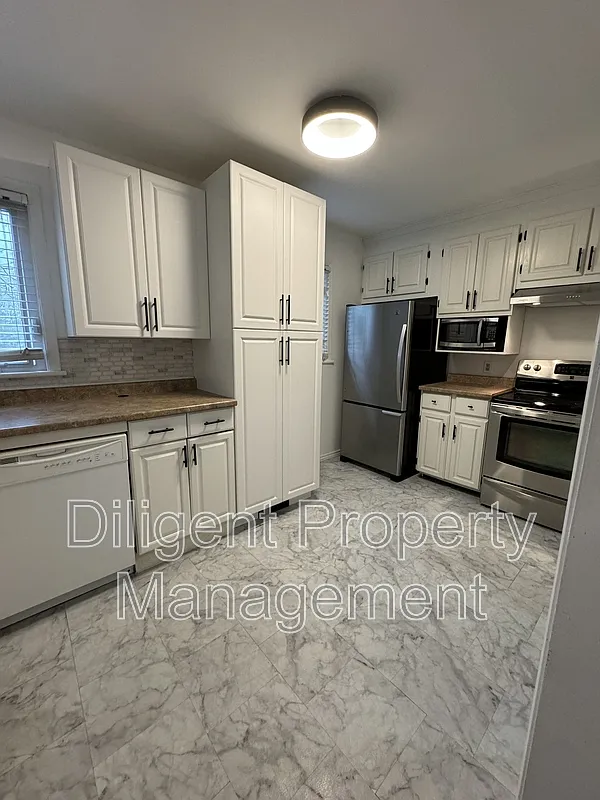 3 bed, 3.0 bath, $600 — Photo 4