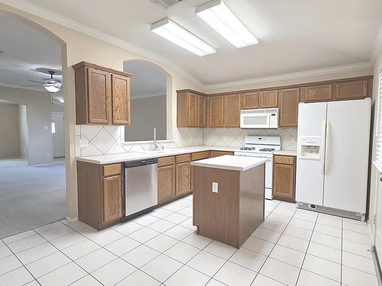 307 Golden Gate Dr — Photo 6