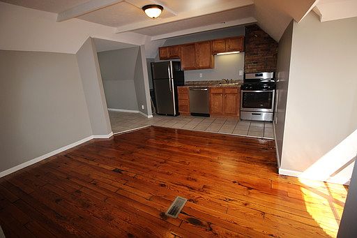 3rd image of 1554 Highland St