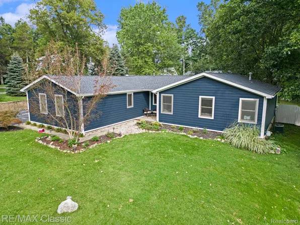 3249 Cordley Lake Rd, Pinckney, MI 48169