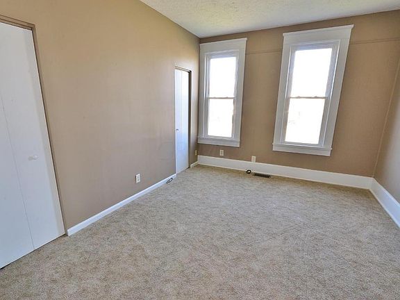 4th image of 830 Brown St