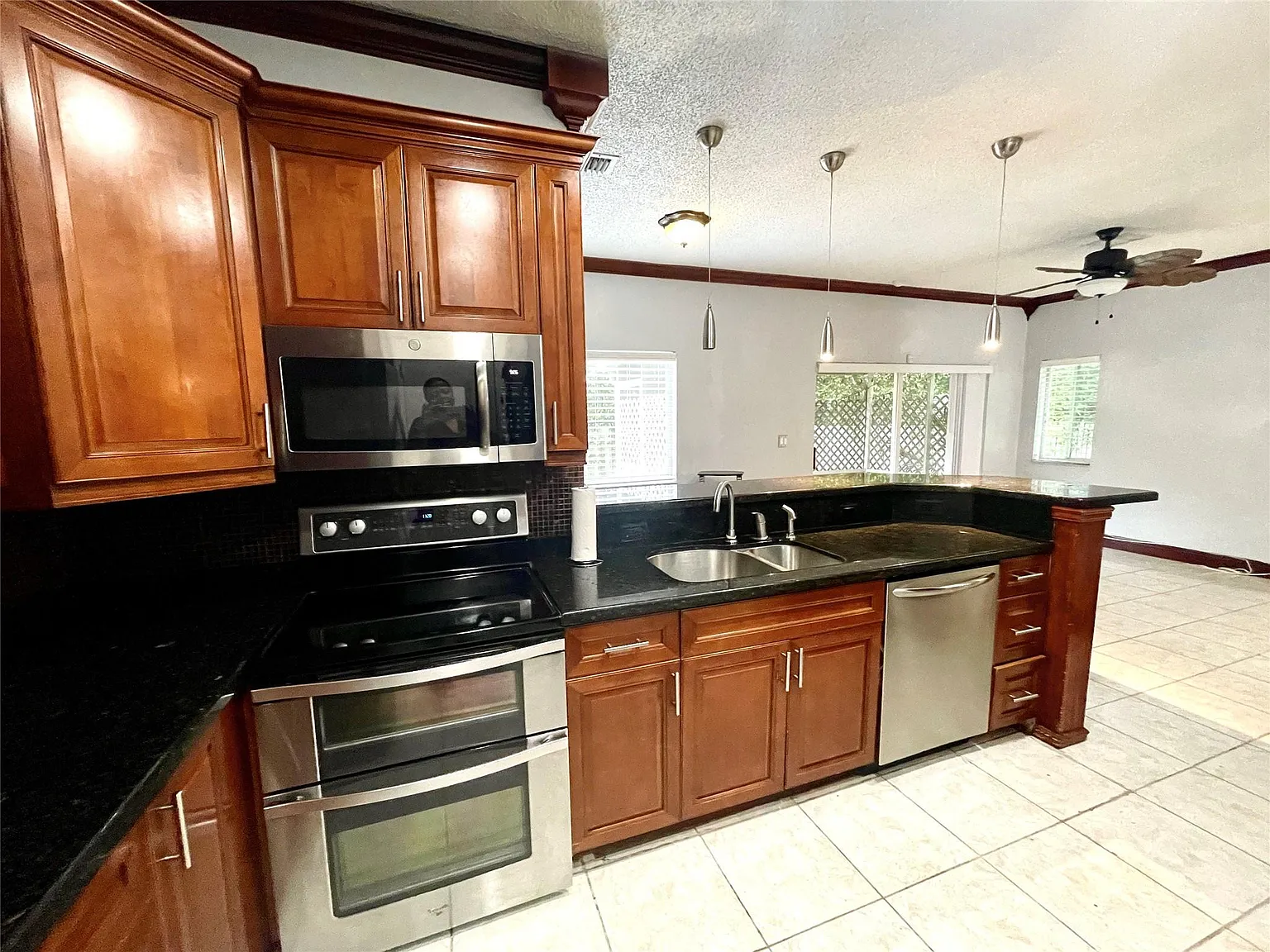 3 bed, 2.5 bath, 1337 sqft, $3,100 — Photo 4