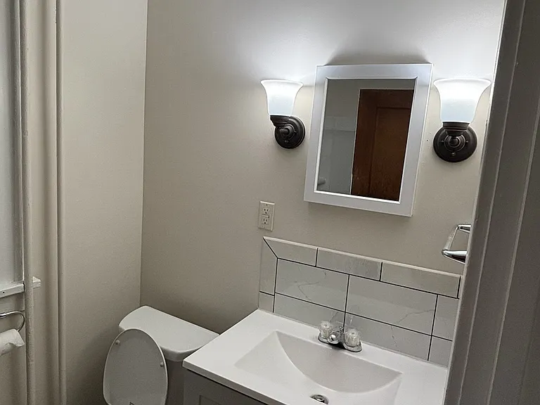 23 W Erie St #1R — Photo 8