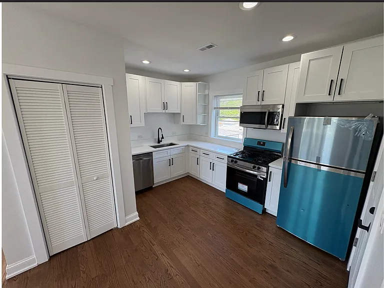 3338 W Addison St #2 — Photo 8