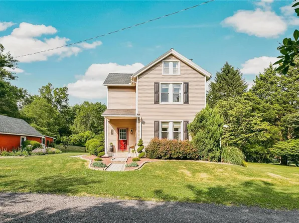 8207 Armstrong Ln, Slatington, PA 18080
