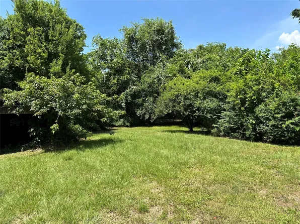 1102 N Battlebell Rd, Highlands, TX 77562