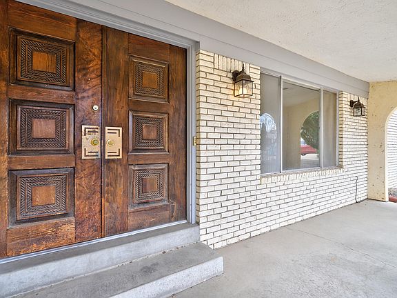 2nd image of 8709 Avenales Ave NE