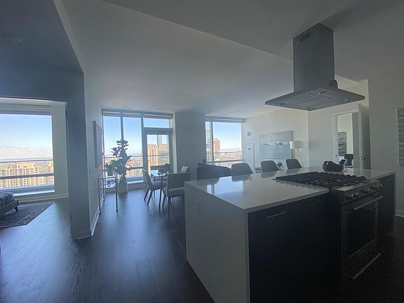2nd image of 201 N Clark St Unit 1