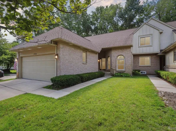2736 Maple Forest Dr, Wixom, MI 48393
